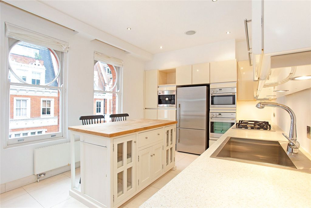 Property photo 2 of 10 Kitchen