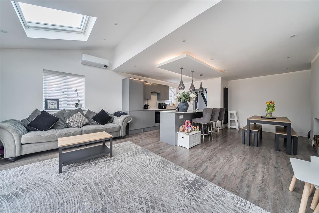 Property photo 2 of 18 1432710-16-69c3Fd22E6756.Jpg