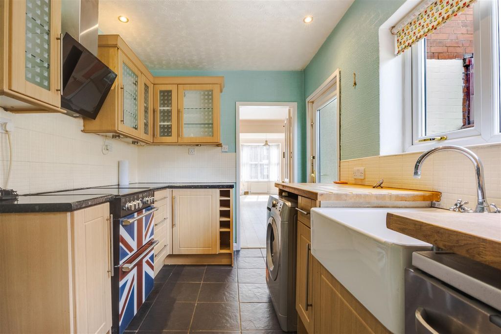 Property photo 3 of 17 Kitchen