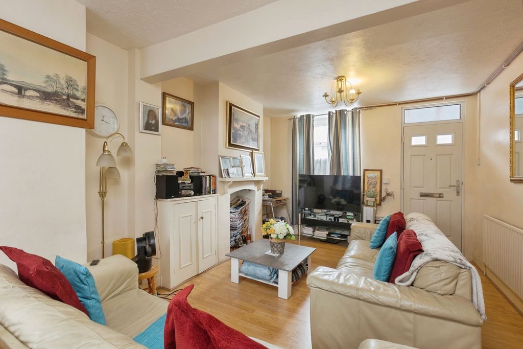 Property photo 3 of 12 Lounge