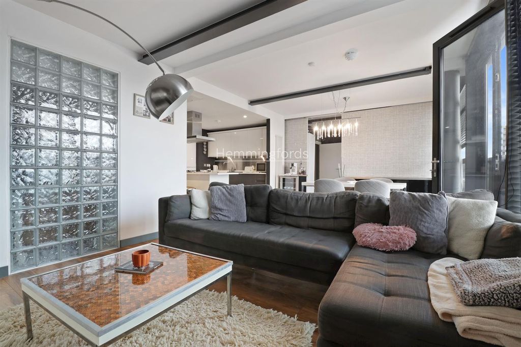 Property photo 2 of 15 13-c5F678763 - Am - 46 Hallings Wharf Studios, Cha