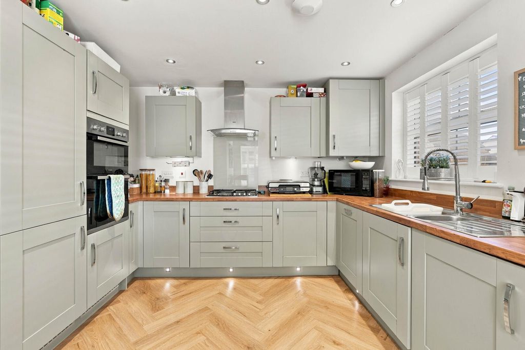 Property photo 2 of 33 Kitchen