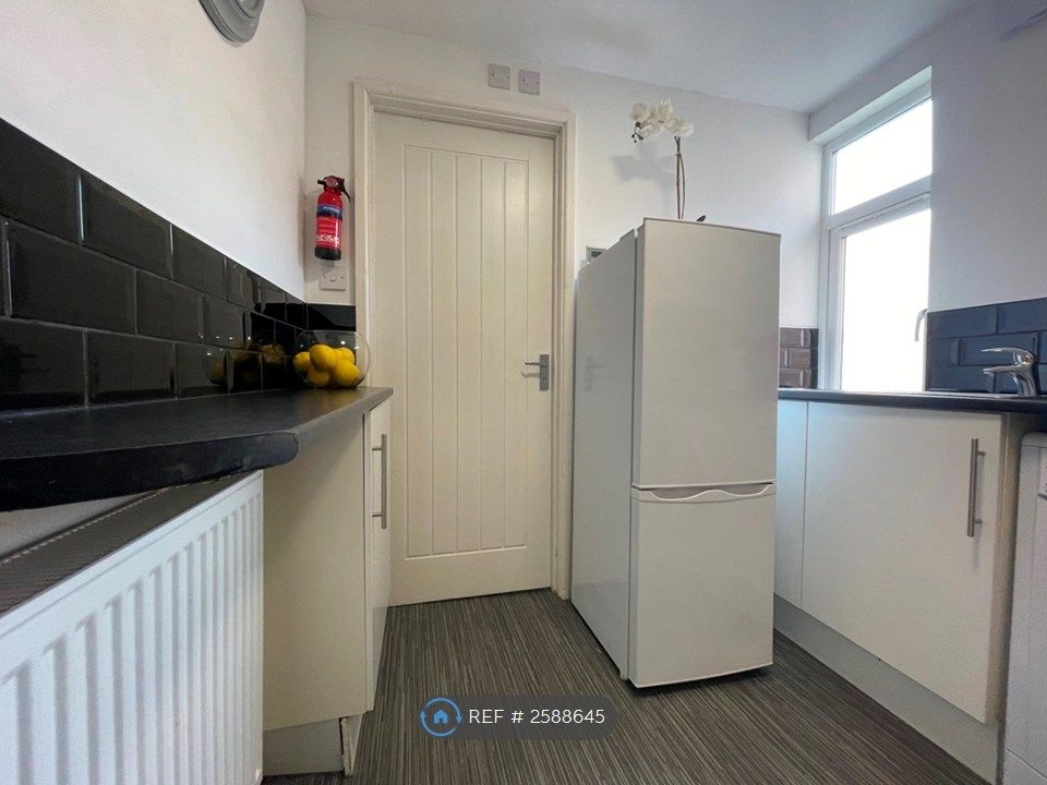 Property photo 3 of 20 Kitchen