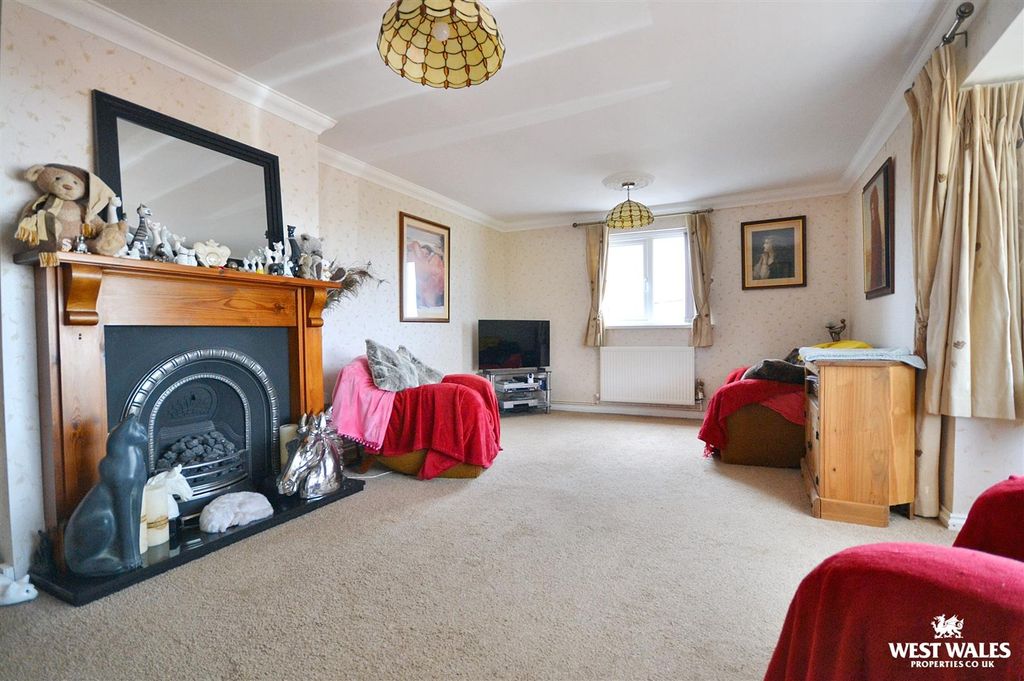 Property photo 2 of 39 Living Room