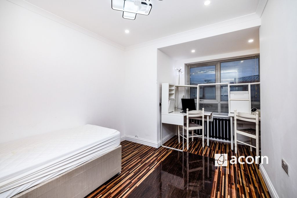 Property photo 1 of 8 Bedroom 1 (2)