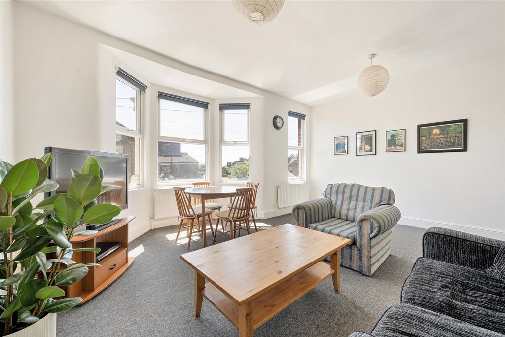 Property photo 2 of 23 Cottenham Road, E17