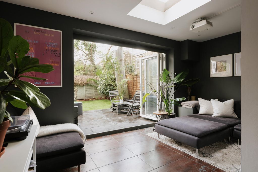 Property photo 1 of 21 Living Room