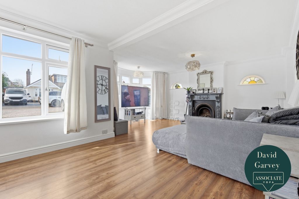 Property photo 3 of 13 Lounge