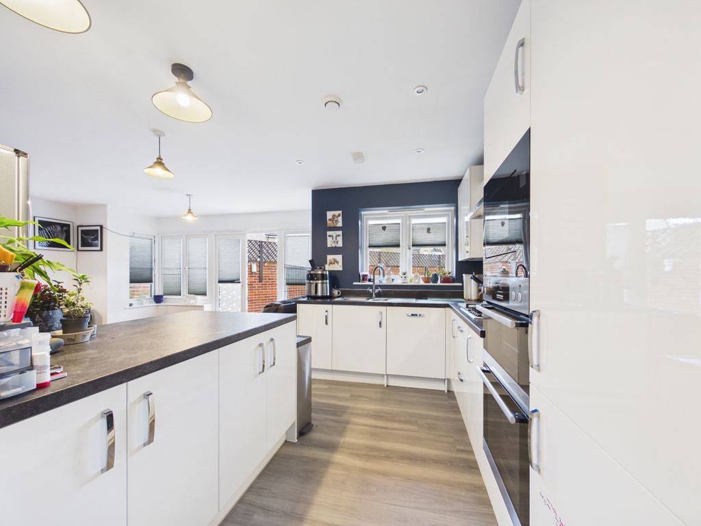 Property photo 3 of 12 Cam01354G0-Pr0694-Still002