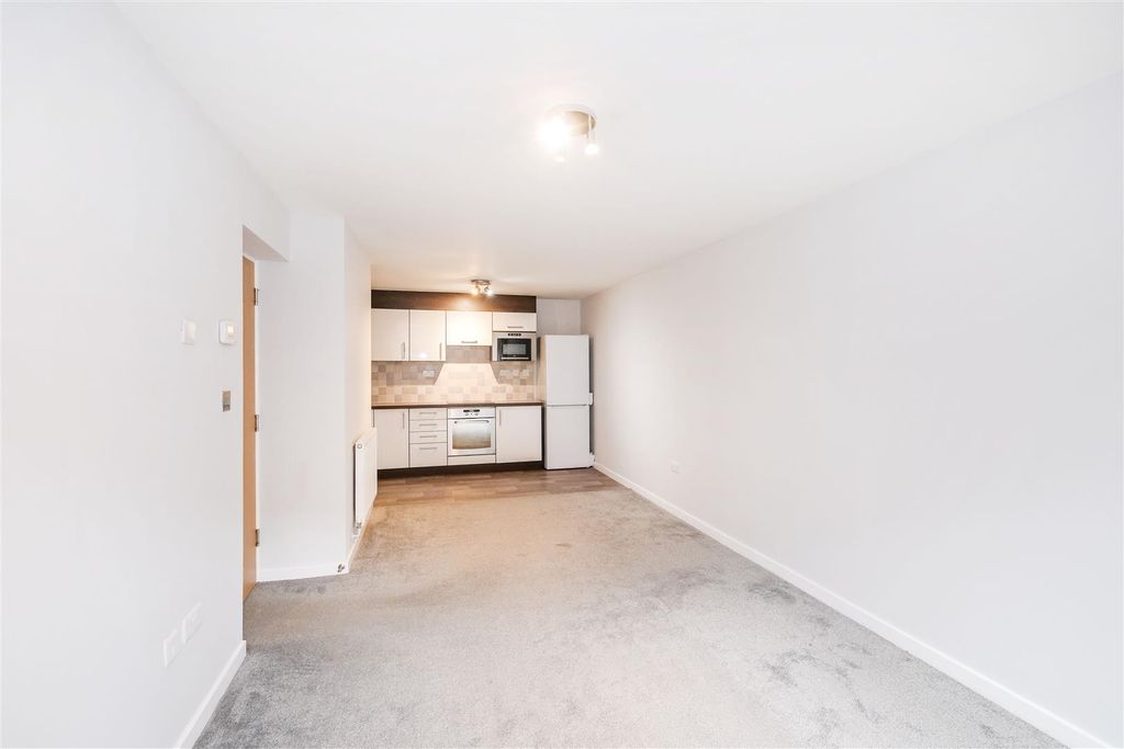 Property photo 3 of 27 18 Cannock Court-11.Jpg