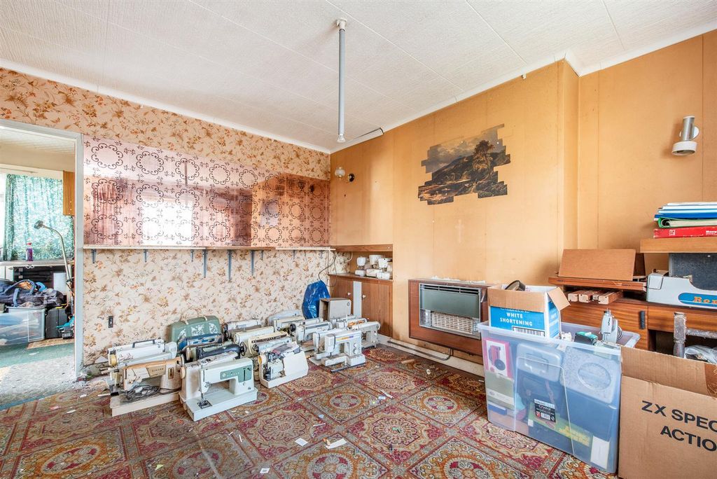 Property photo 3 of 19 Lounge