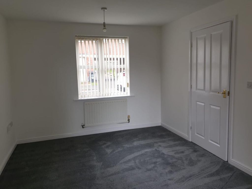 Property photo 3 of 10 Living Room