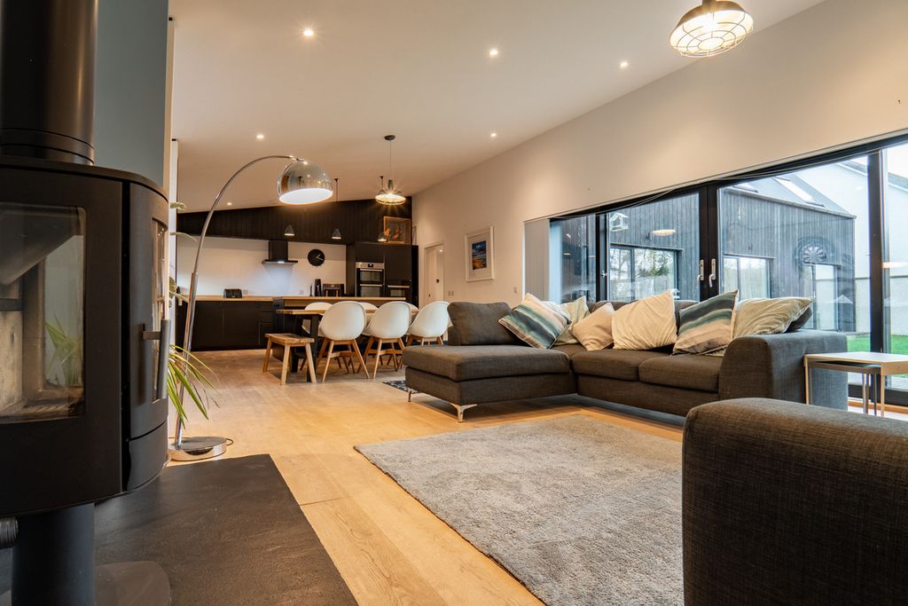 Property photo 2 of 50