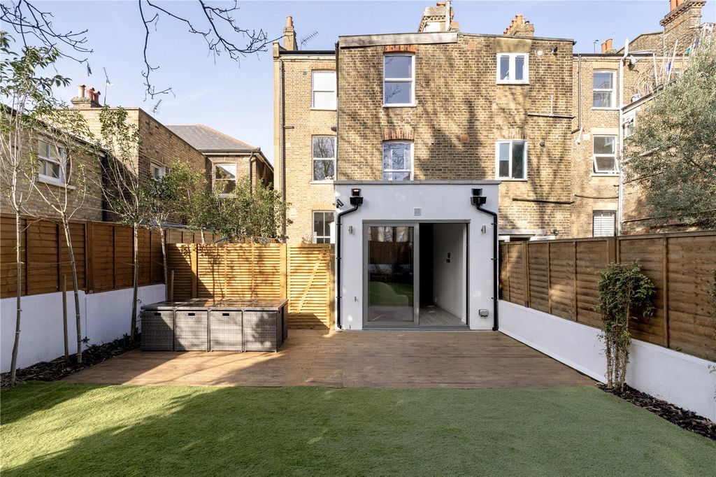 Property photo 1 of 40 Picture No. 10