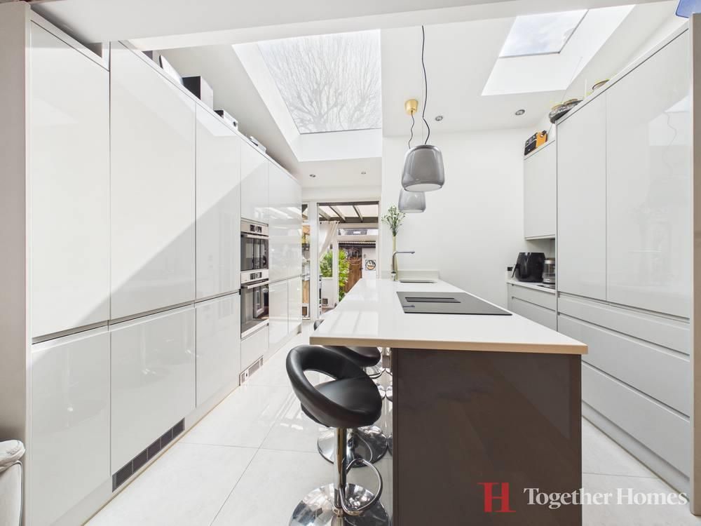 Property photo 3 of 18 Kitchen