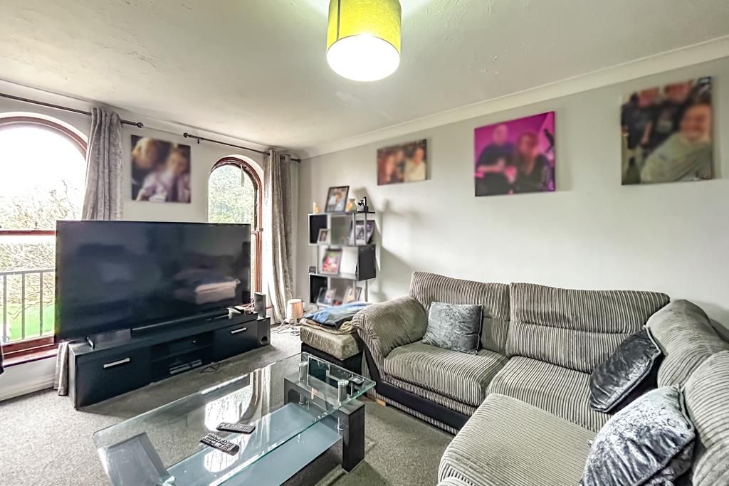 Property photo 3 of 20 Lounge