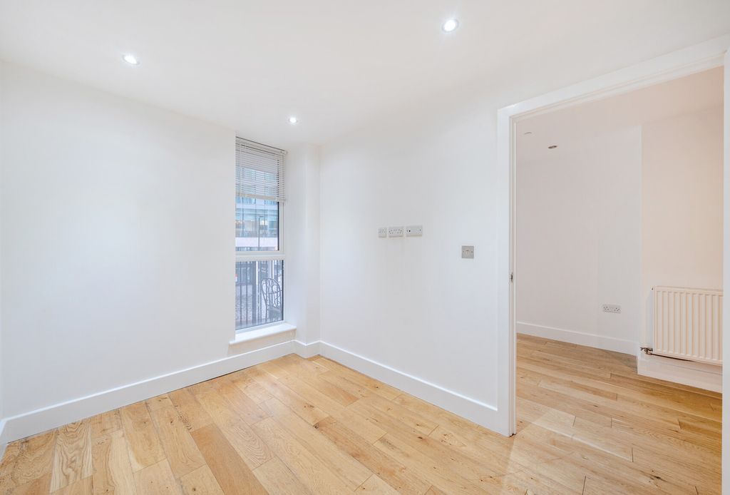 Property photo 3 of 10 1380618-3-6911Eb9...