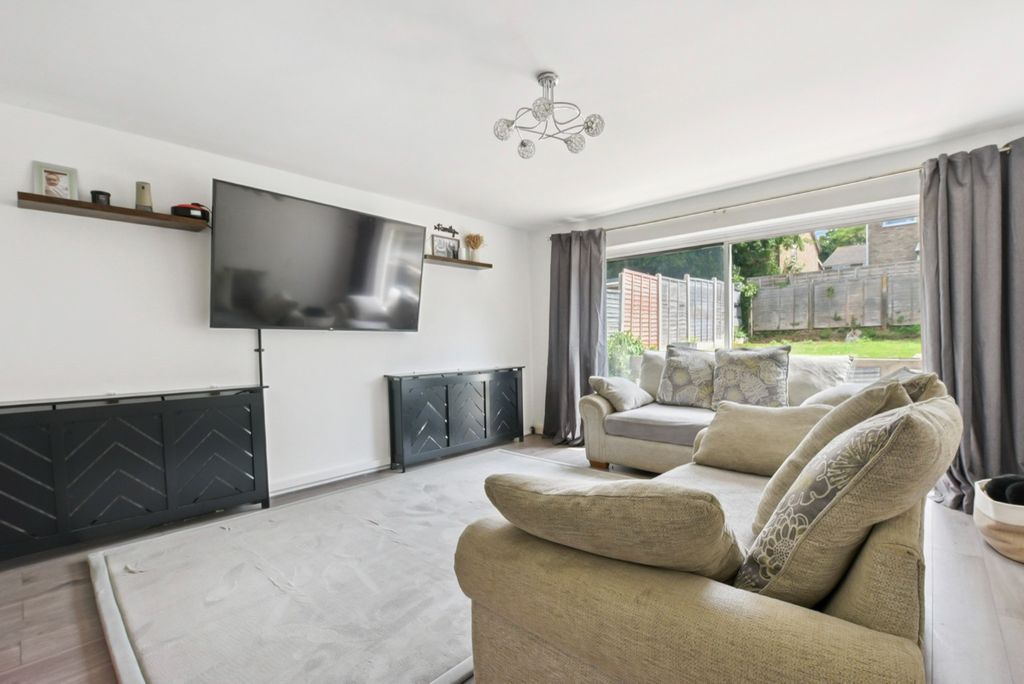 Property photo 2 of 19 4299931