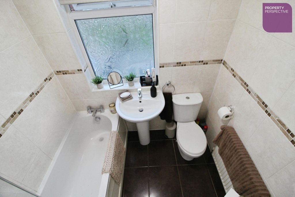 Property photo 3 of 9 Bathroom