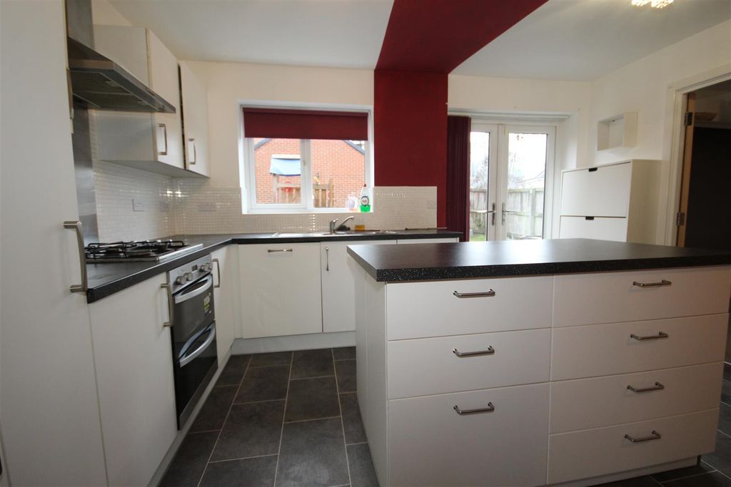 Property photo 3 of 18 Kitchen