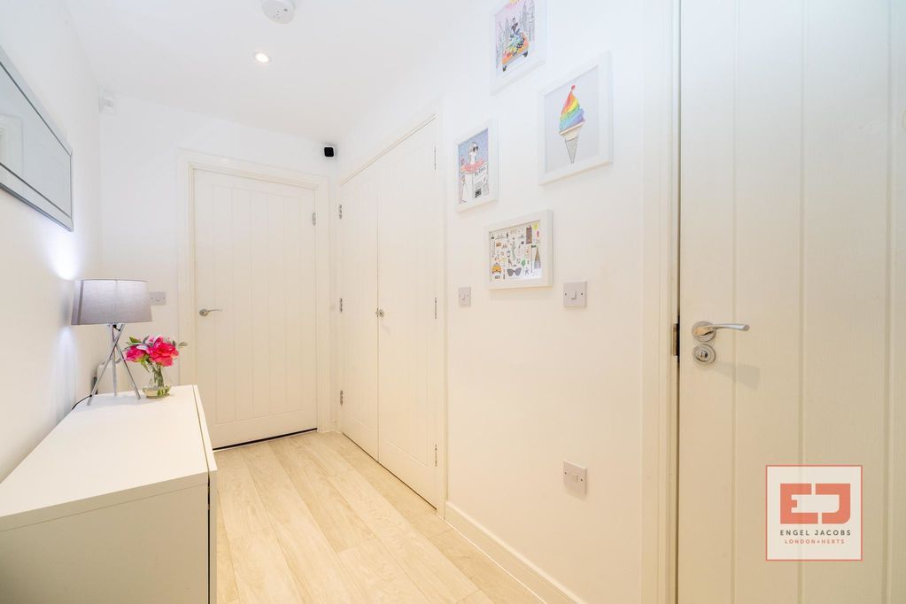 Property photo 2 of 10 Hallway