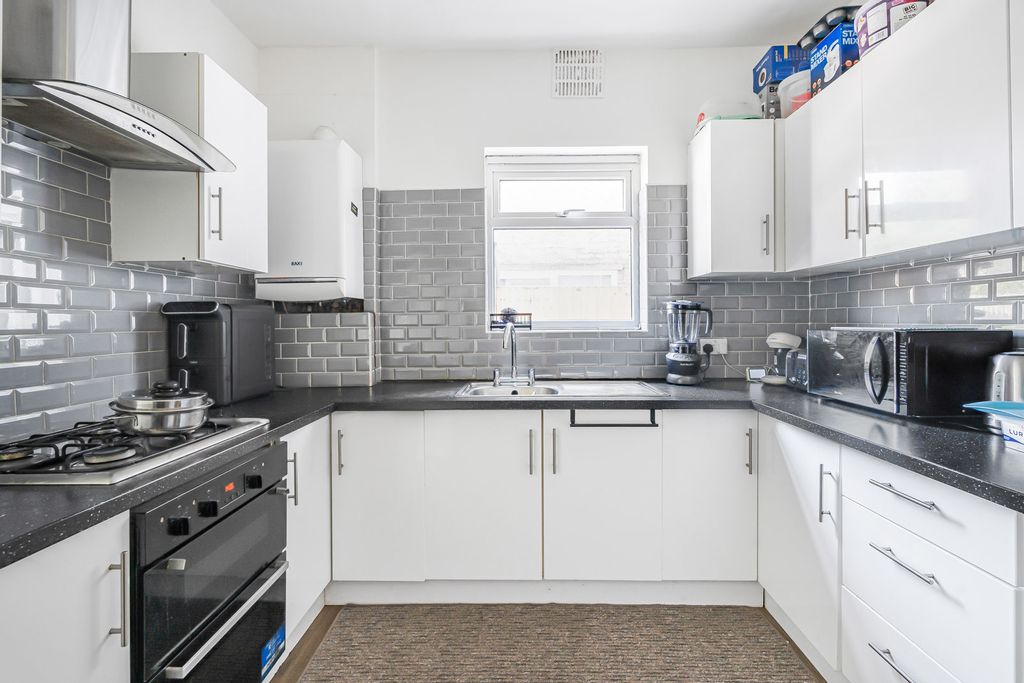 Property photo 3 of 26 Kitchen