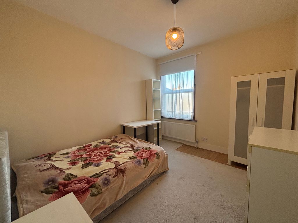 Property photo 3 of 6 Bedroom