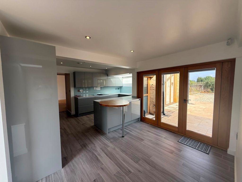 2 bed barn conversion to rentQuaker Barn, Coates, Cirencester GL7 photo 4