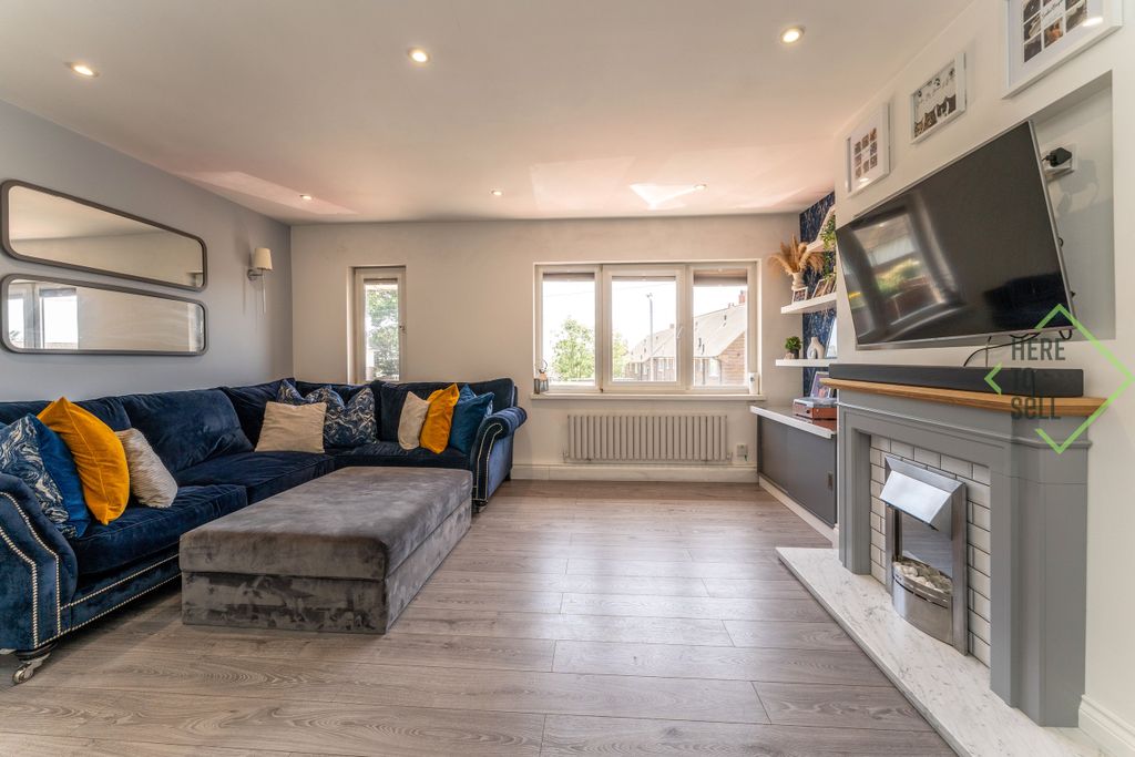 Property photo 1 of 14 Chelmsford Avenue Romford Rm5-32