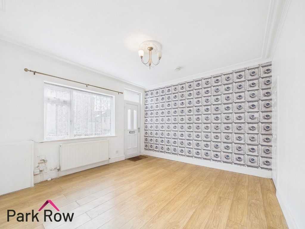 Property photo 3 of 26 Lounge