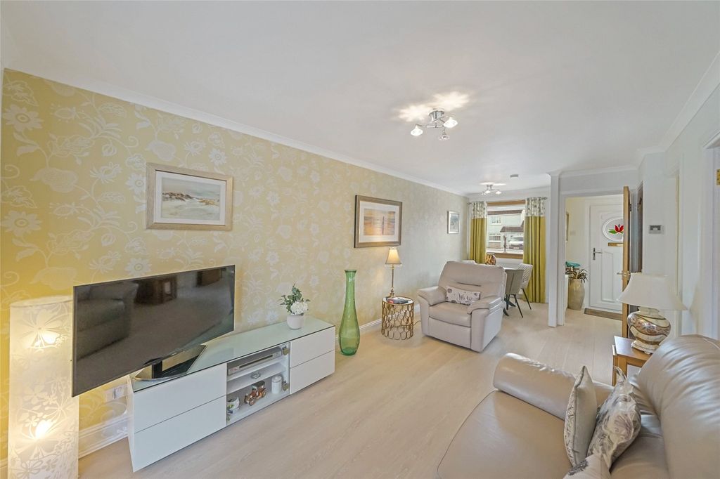 Property photo 3 of 21 Lounge