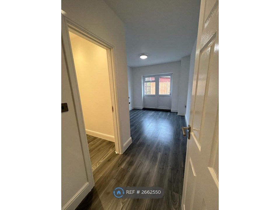 Property photo 3 of 8 Beautiful Master Bedroom