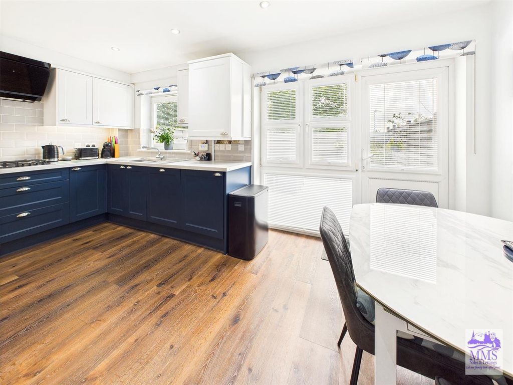 Property photo 3 of 24 Cam04098G0-Pr0069-Still010.Jpg