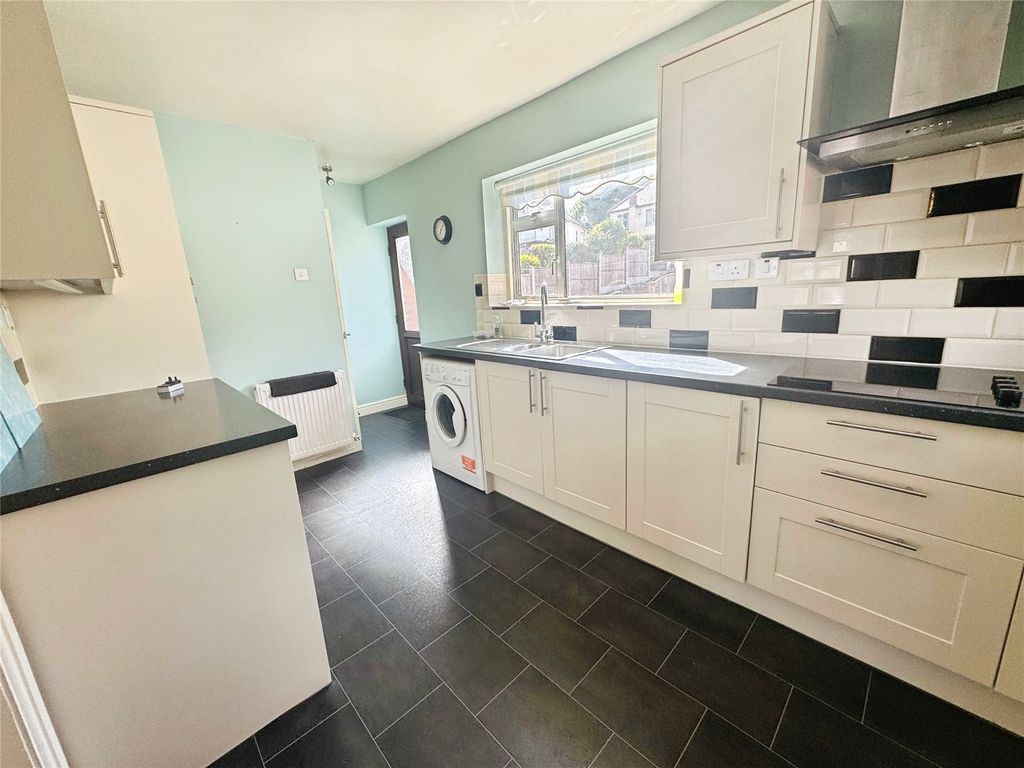 Property photo 3 of 10 Kitchen