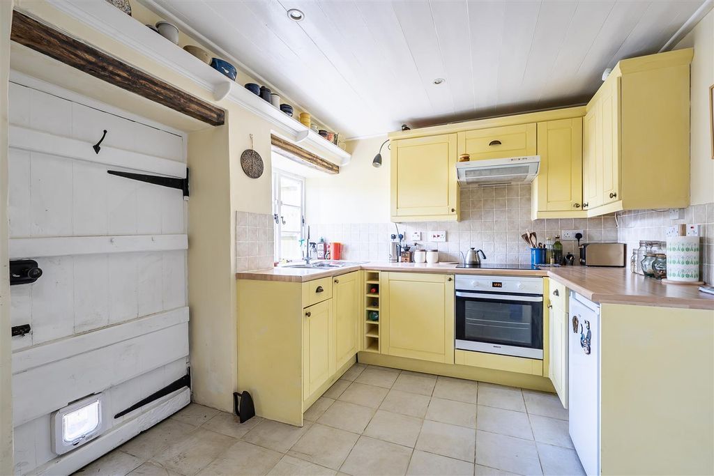 Property photo 3 of 16 Kitchen