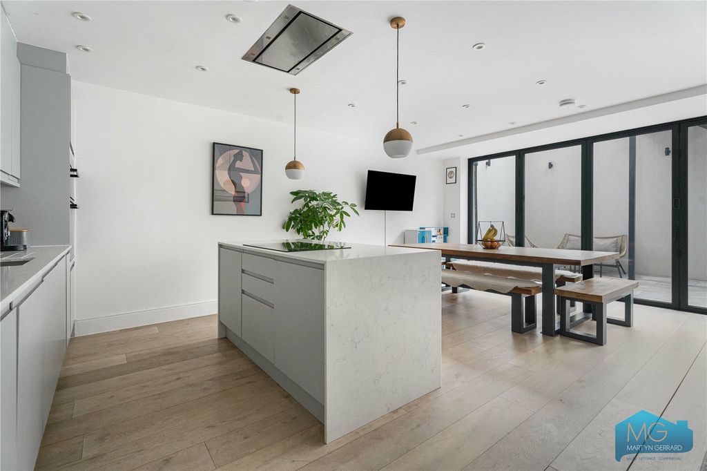 Property photo 2 of 25 Picture No. 21