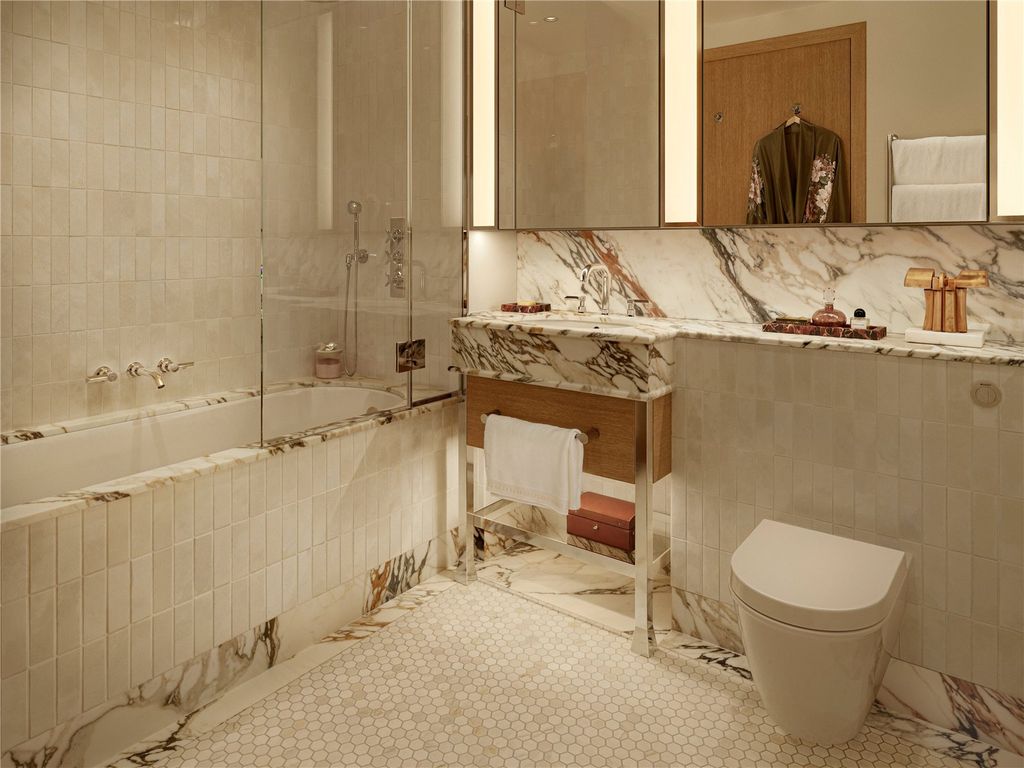 Property photo 3 of 18 Bathroom