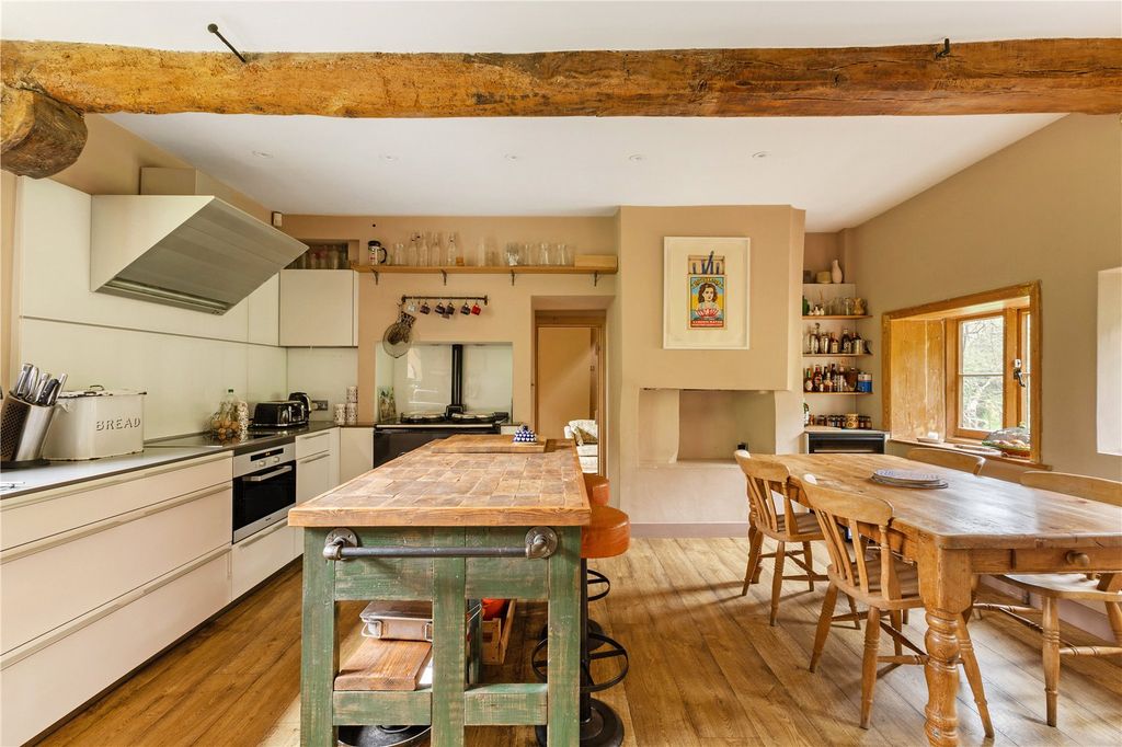 Property photo 3 of 34 Kitchen Breakfast
