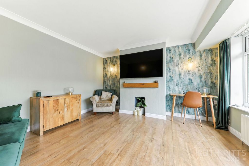 Property photo 2 of 27