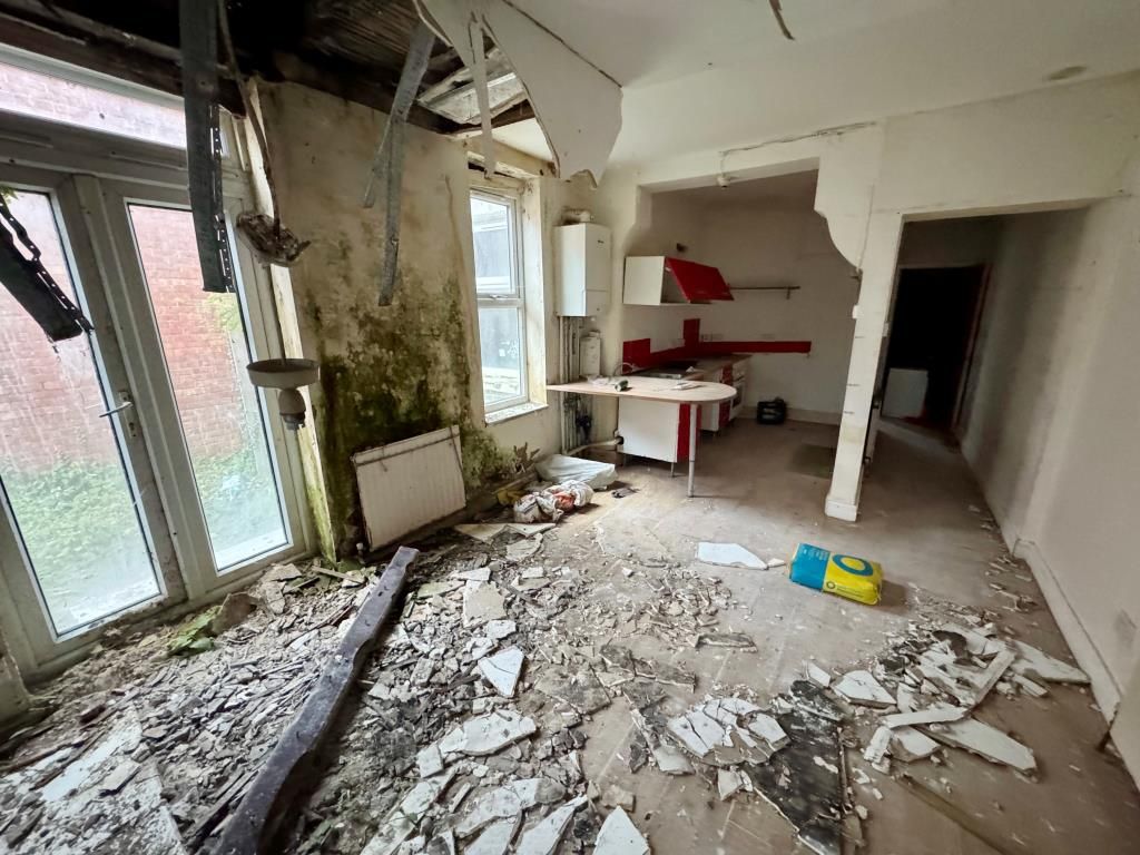 Property photo 2 of 7 L Shaped Kitchen - Living Room