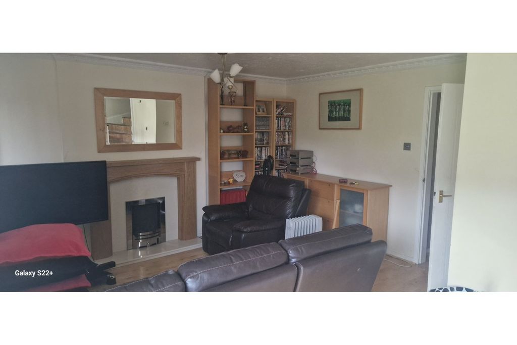 Property photo 3 of 6 Living Room