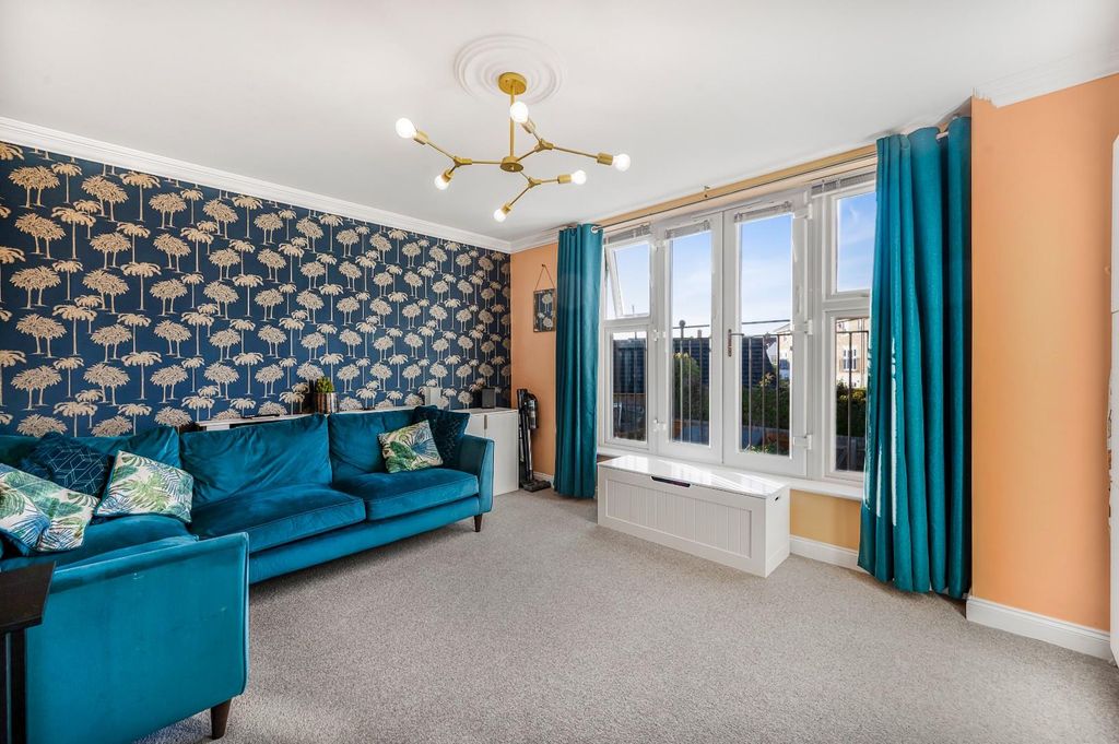 Property photo 3 of 16 Lounge