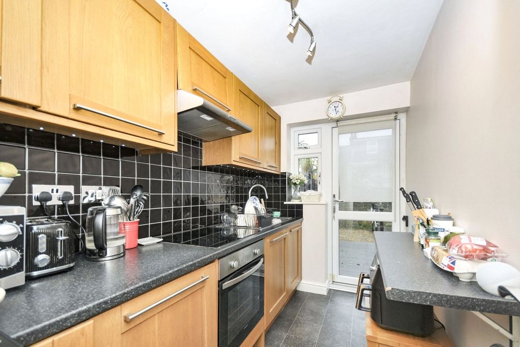 Property photo 3 of 8 Kitchen