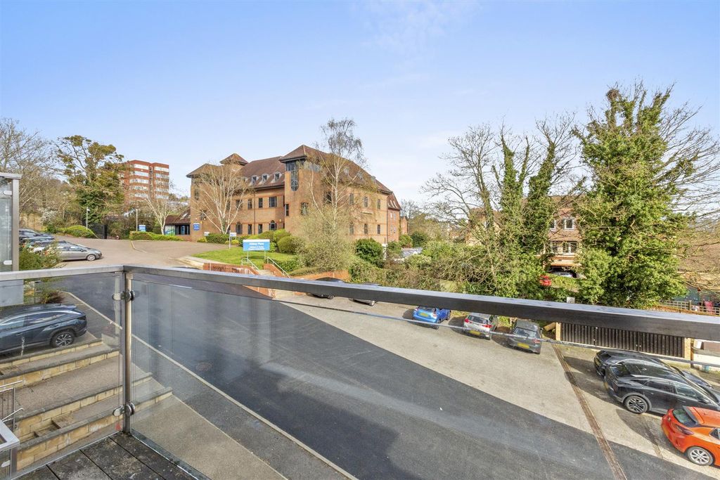 Property photo 3 of 12 5 College Court, Easton Street, Hp11 1Wp-12.Jpg