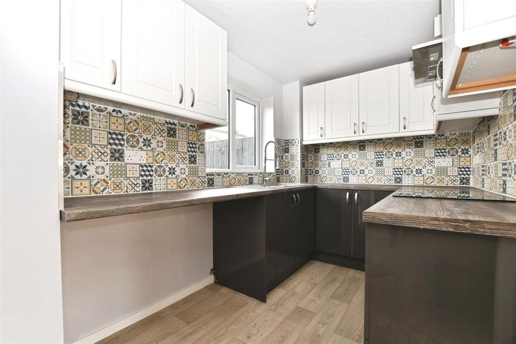 Property photo 2 of 23 Fitted Kitchen