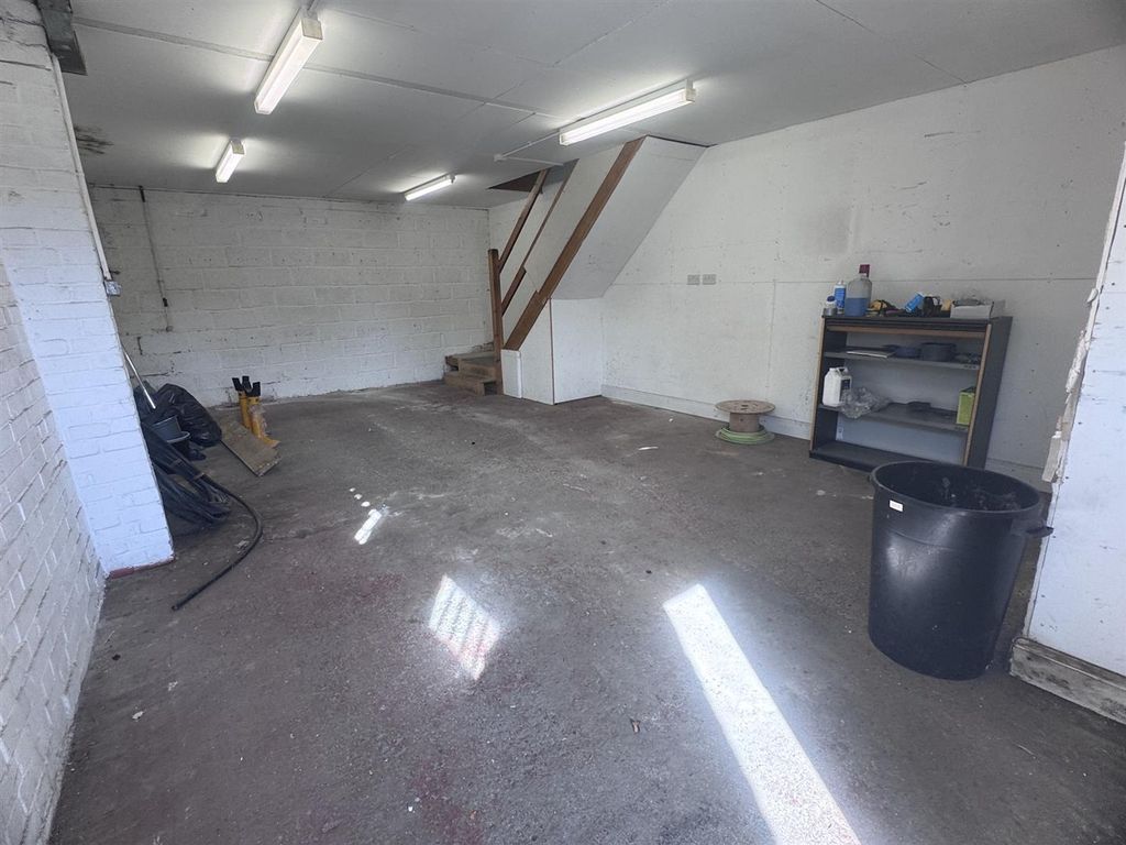 Property photo 2 of 6 36B49368-6548-43E4-9Af0-D07C607E47C5_1_102_O.Jpeg