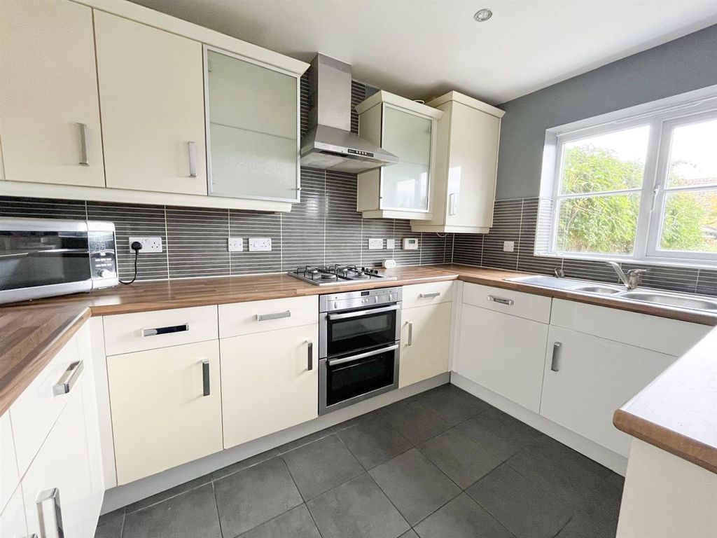 Property photo 2 of 13 Kitchen / Dining Room