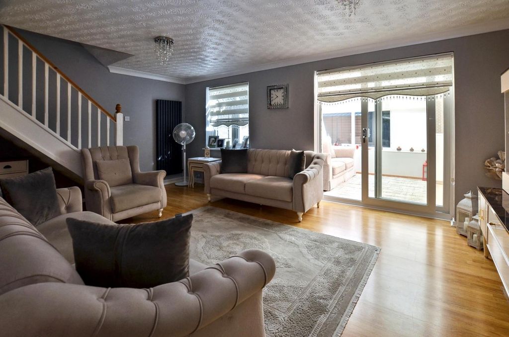 Property photo 3 of 15 Lounge