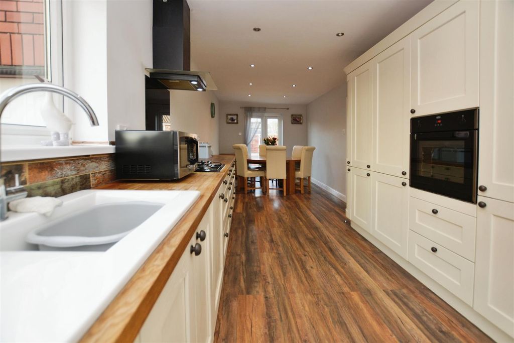 Property photo 2 of 23 Kitchen/Diner