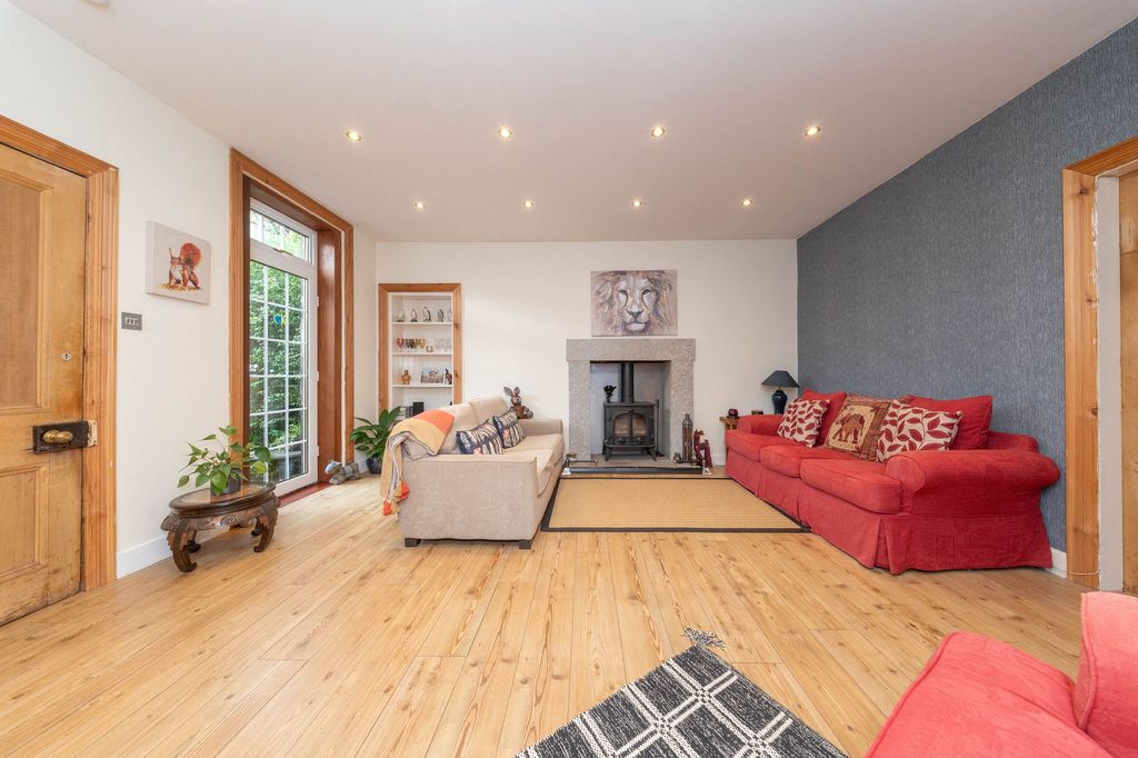 Property photo 2 of 39 Lounge